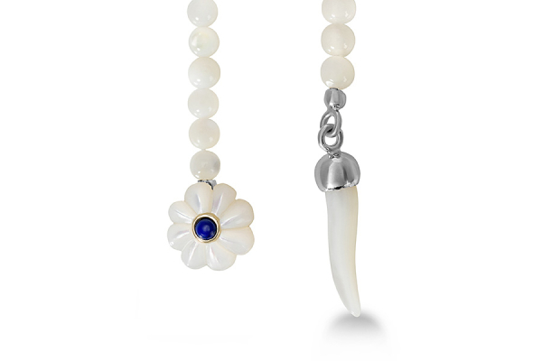 VEZZO LAPEL CHAIN FIORE MADREPERLA CON LAPISLAZZULI